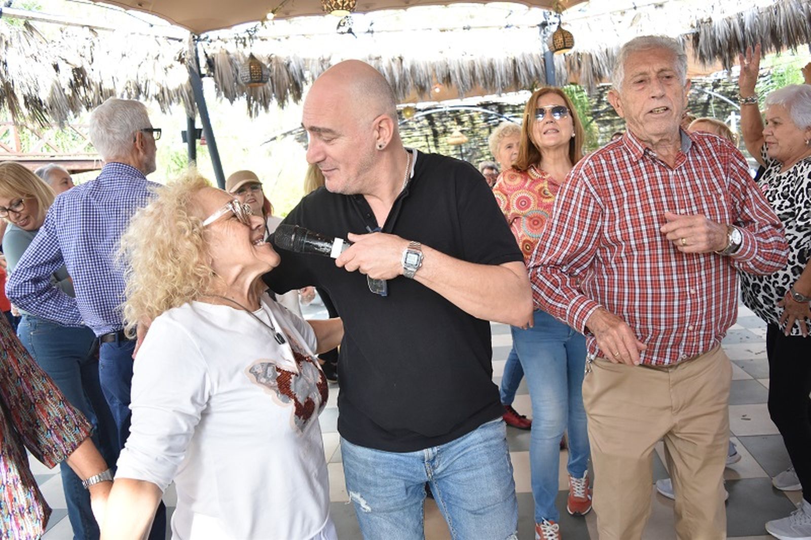Muchos han sido los ceutíes que han bailado al ritmo de la orquesta local / FOTO NICOL´S