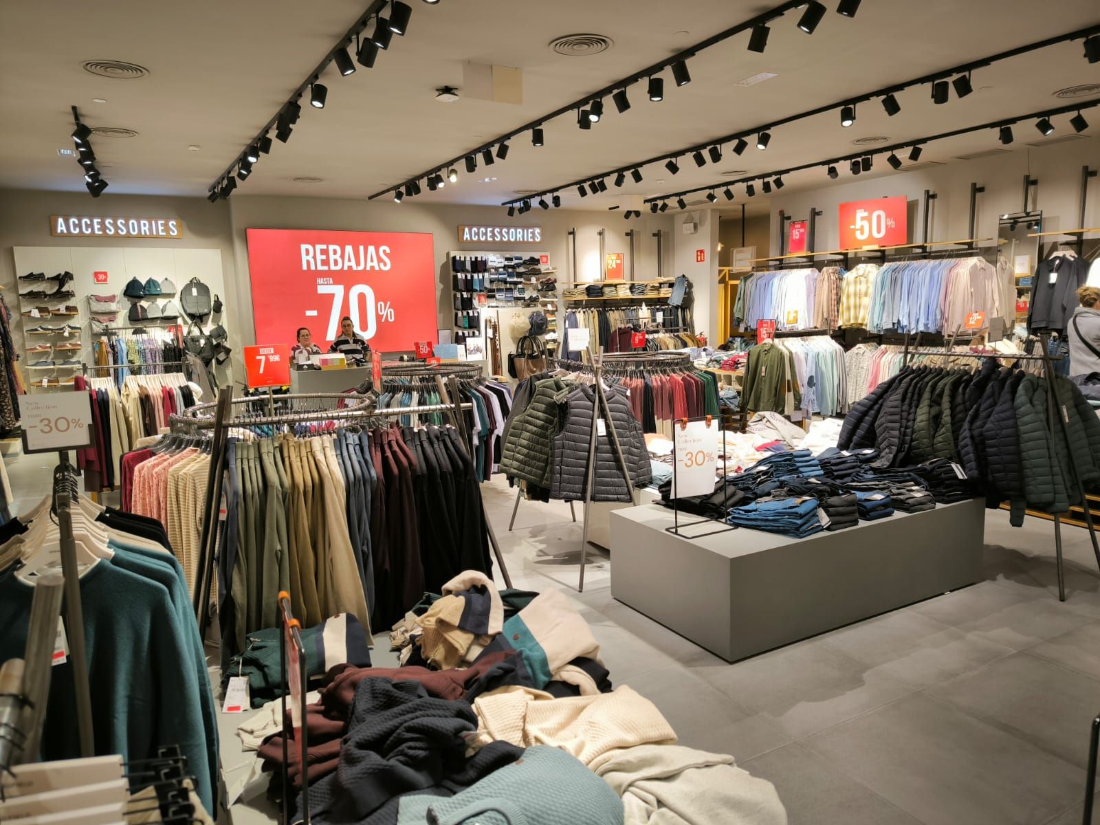 Las rebajas toman Parques de Ceuta en una intensa jornada tras Reyes