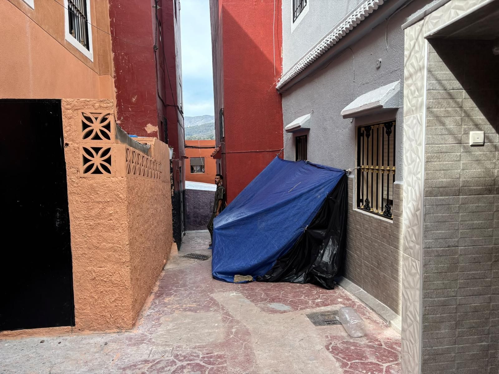 Los Rosales estalla tras 70 días de abandono y exige una solución para los migrantes que siguen en sus calles