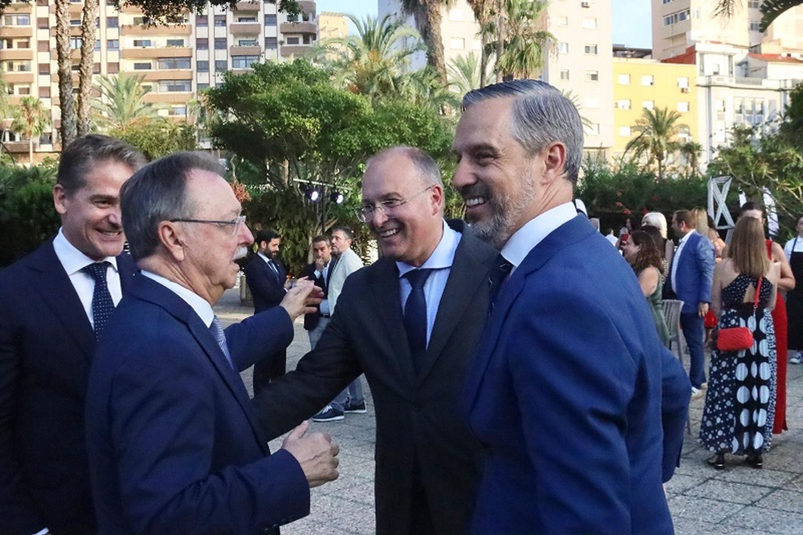 Así fue la imposición de la Medalla de Oro de la Cámara de Comercio a Juan Bravo. / FOTO REDUAN Así fue la imposición de la Medalla de Oro de la Cámara de Comercio a Juan Bravo. / FOTO REDUAN