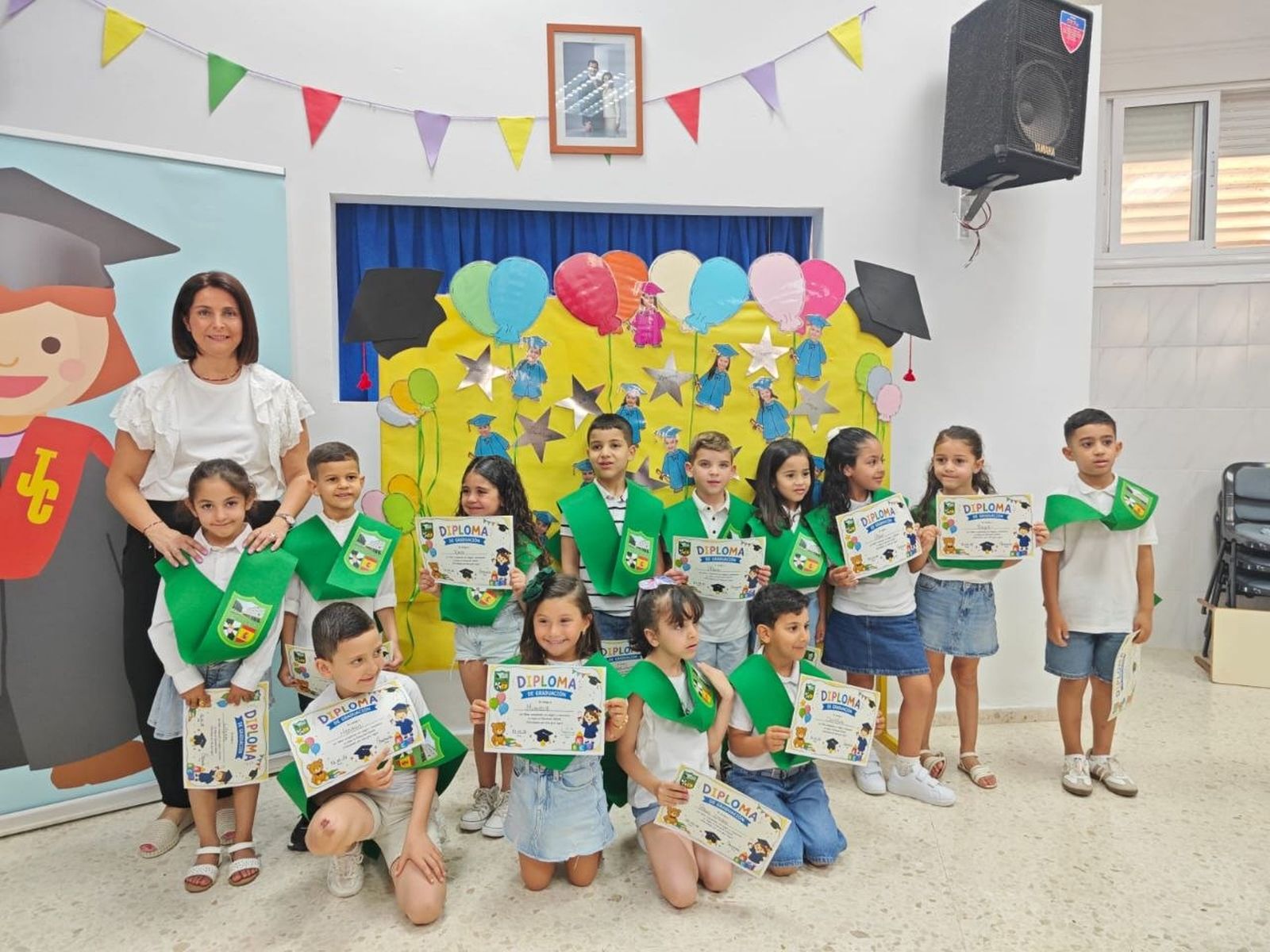 Un grupo de alumnos posa junto a su profesora