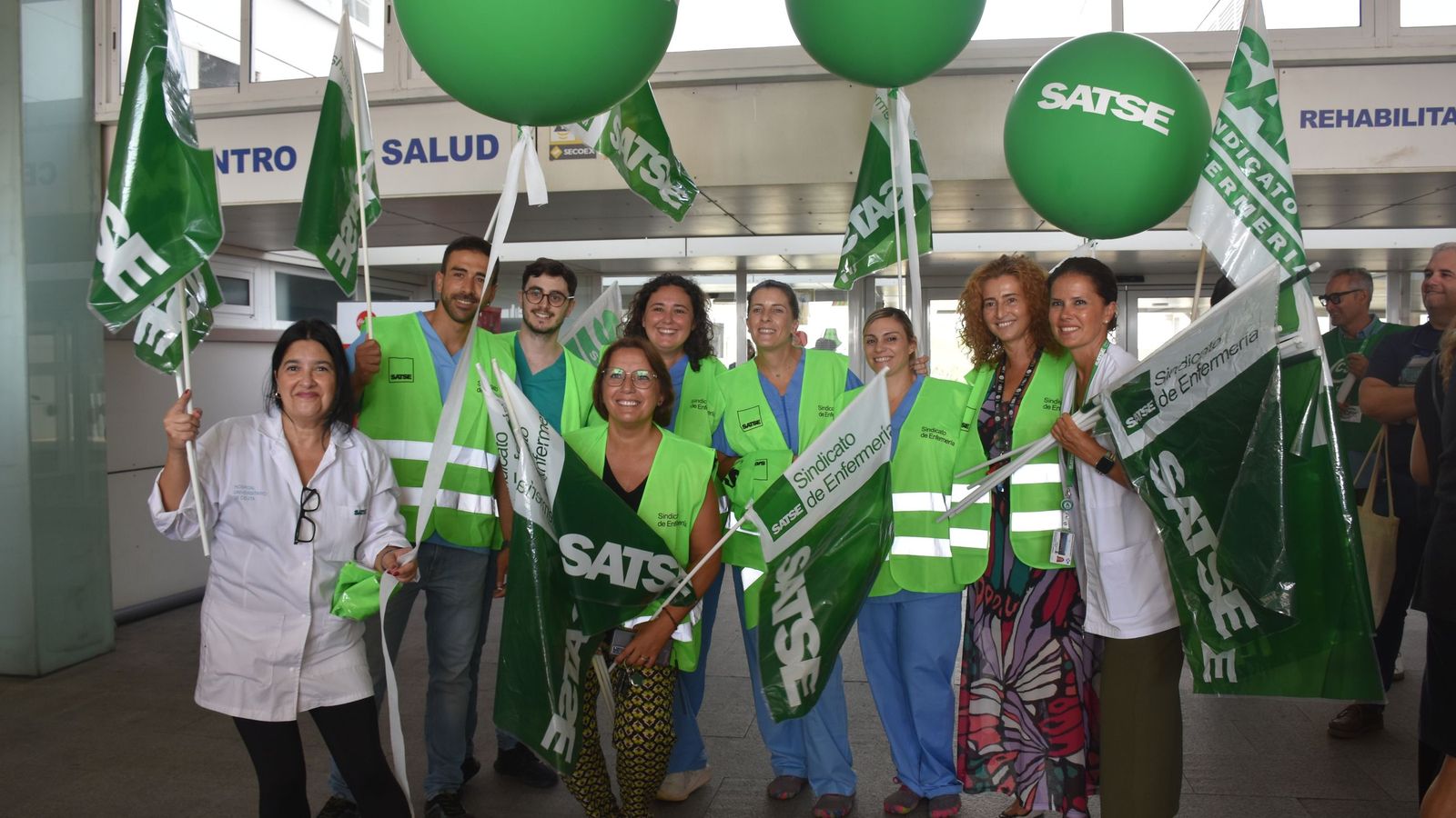 Miembros de SATSE durante la concentración en el Centro de Salud de Otero