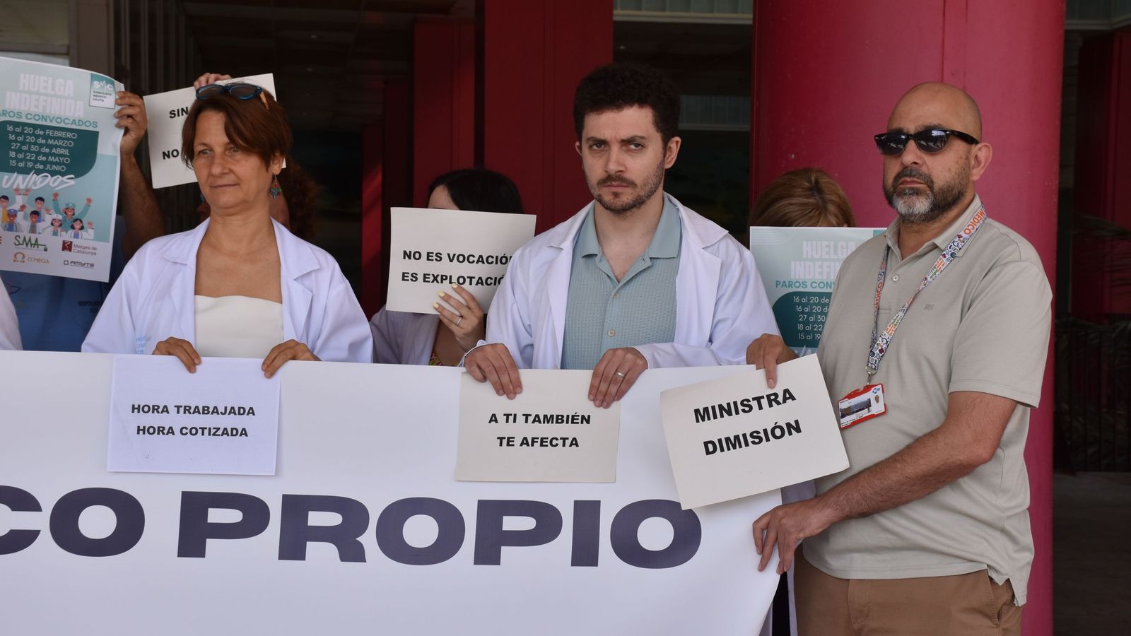 Concentración de facultativos en el HUCE por la quinta huelga nacional contra el Estatuto Marco