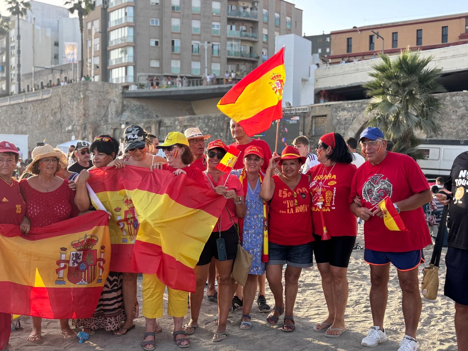 Ceuta se vuelca con España y dibuja de rojo y amarillo La Ribera