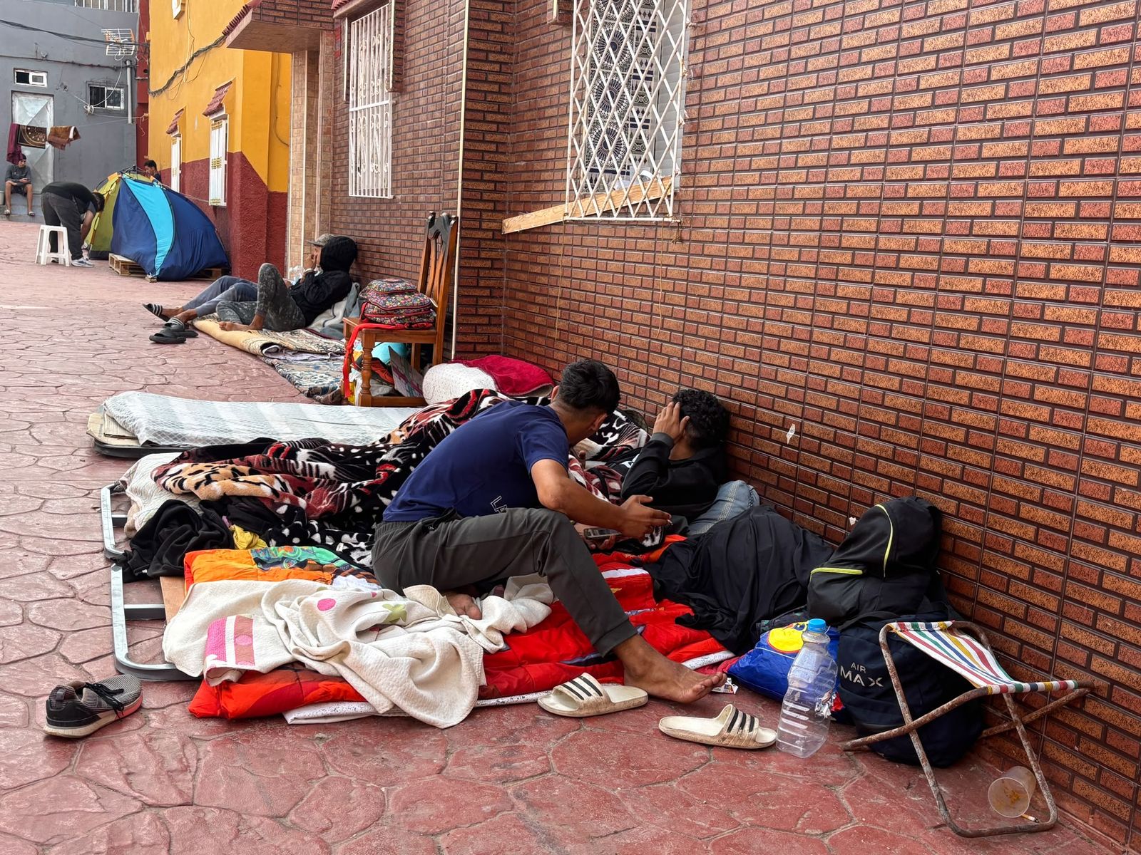 Los Rosales estalla tras 70 días de abandono y exige una solución para los migrantes que siguen en sus calles