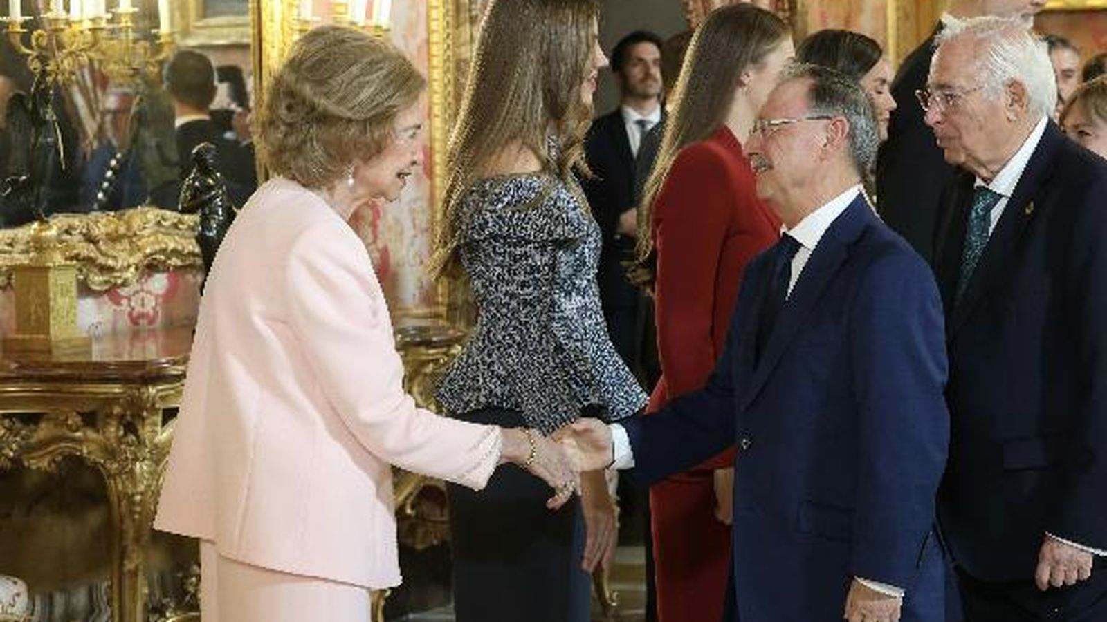 El presidente Vivas saluda a la reina emérita, Doña Sofía, que recientemente estuvo en Ceuta en la inauguración de la nueva sede del banco de Alimentos