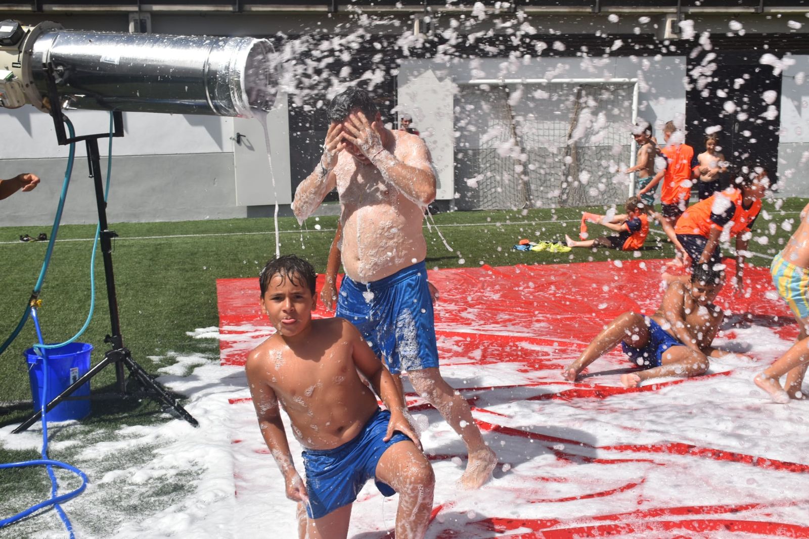 Fiesta de deporte, espuma y convivencia en el Campus de Verano ‘Emilio Cózar’