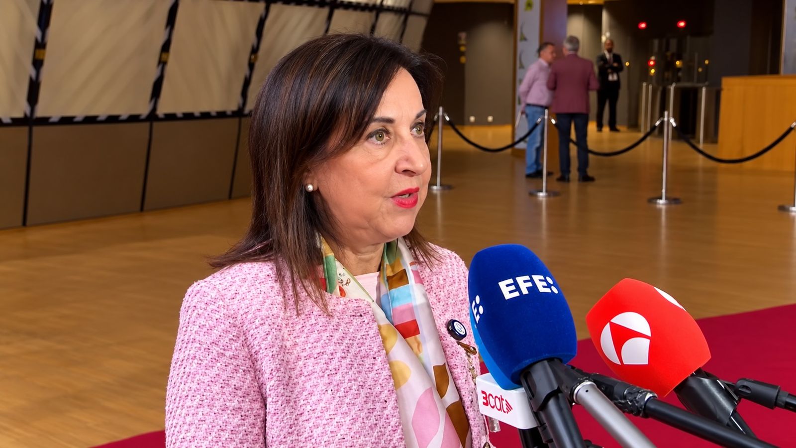 La ministra de Defensa, Margarita Robles, traslada su apoyo a los ceutíes y asegura que el Gobierno y las Fuerzas Armadas están con la ciudad para superar cuanto antes la crisis