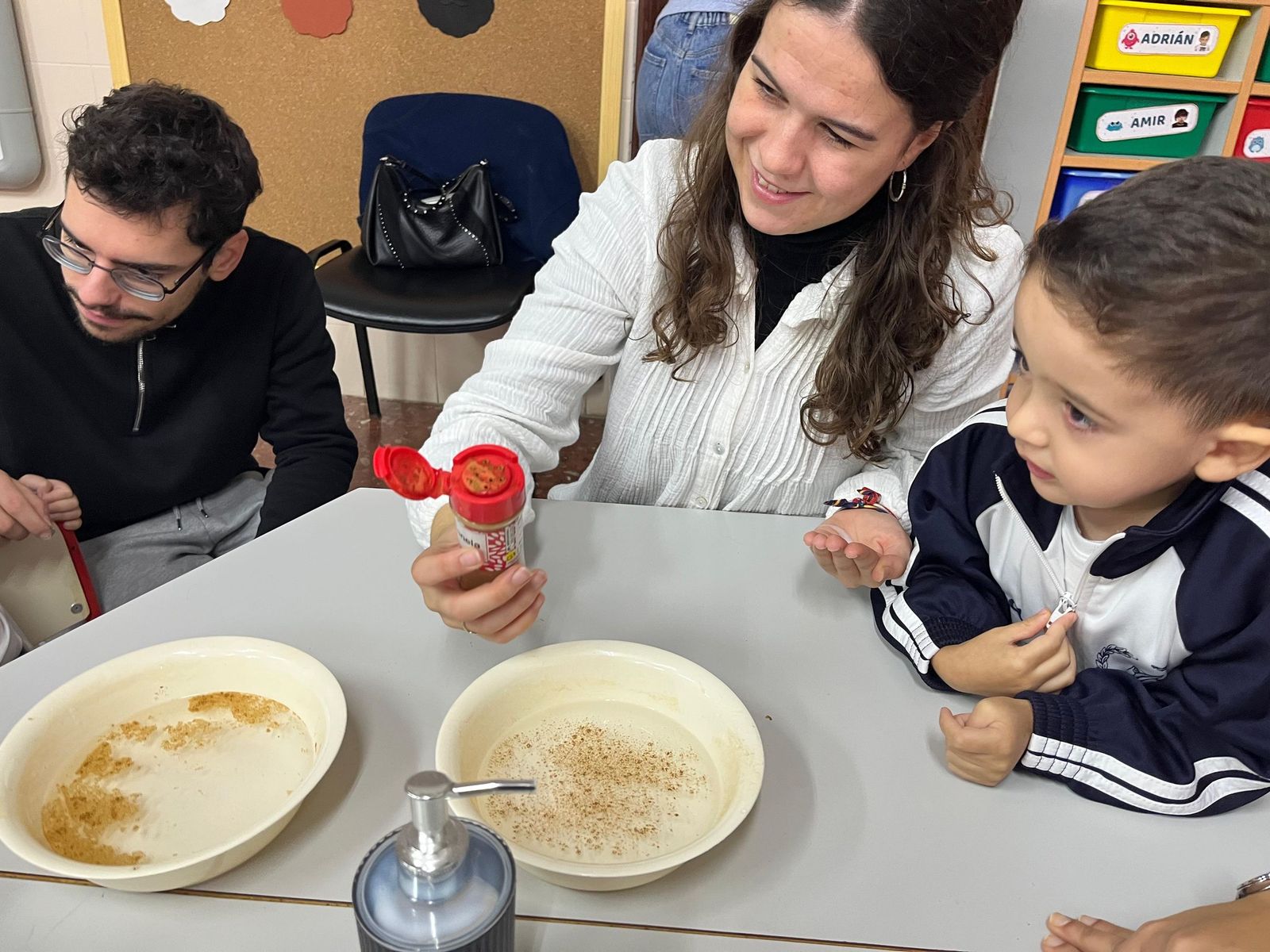 Estudiantes de Enfermería y pequeños del Beatriz de Silva, en una jornada sobre hábitos saludables