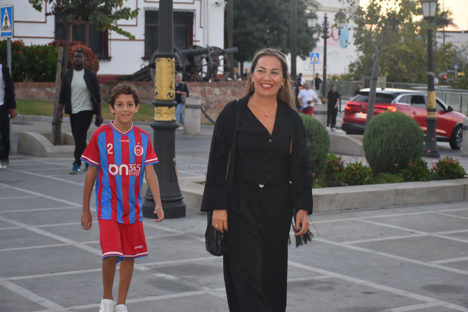 Ofrenda a la patrona y plegaria en Sidi Embarek