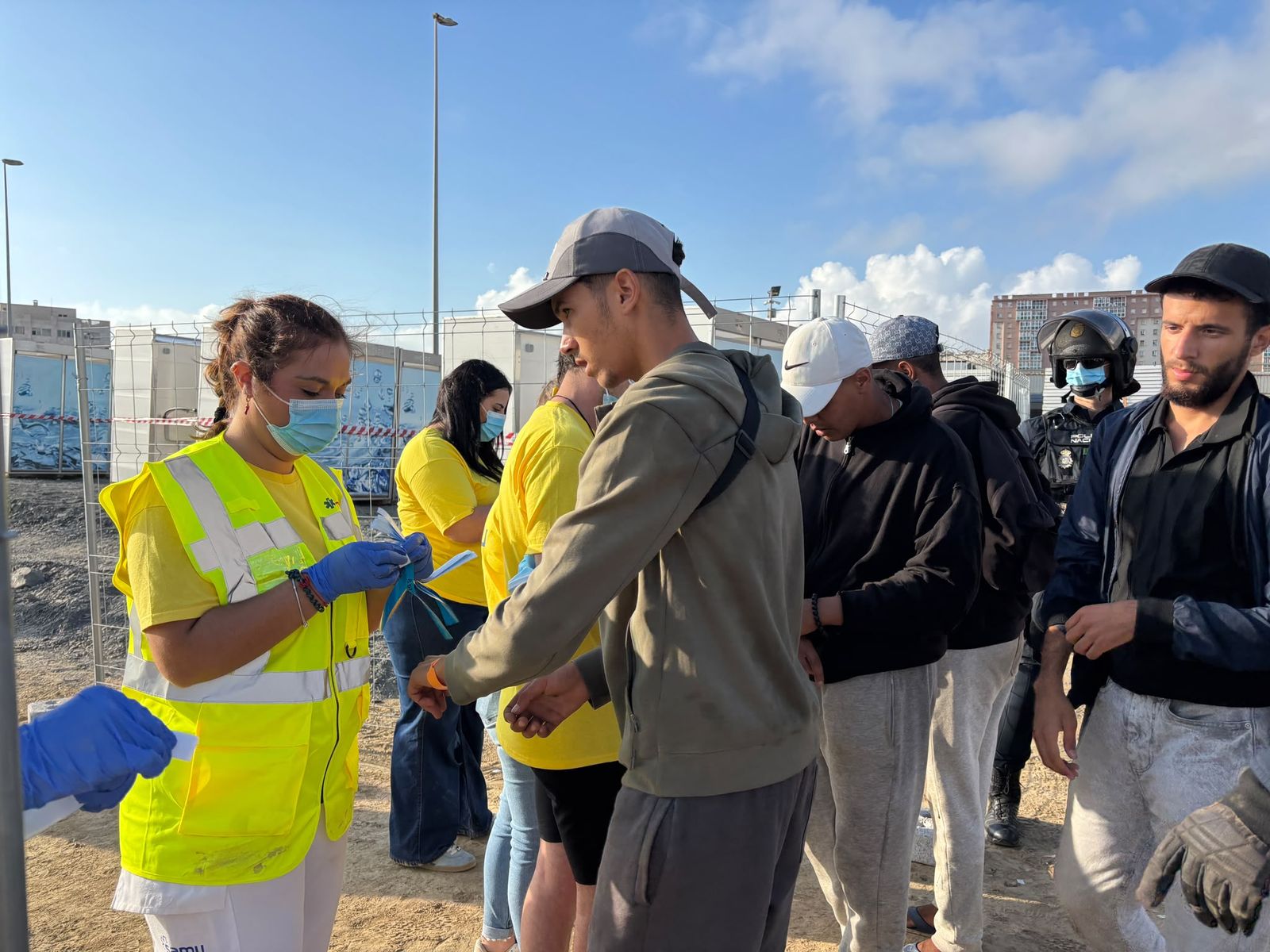 Tenso traslado  de más de  3.000 migrantes de las playas de Ceuta a un nuevo centro temporal