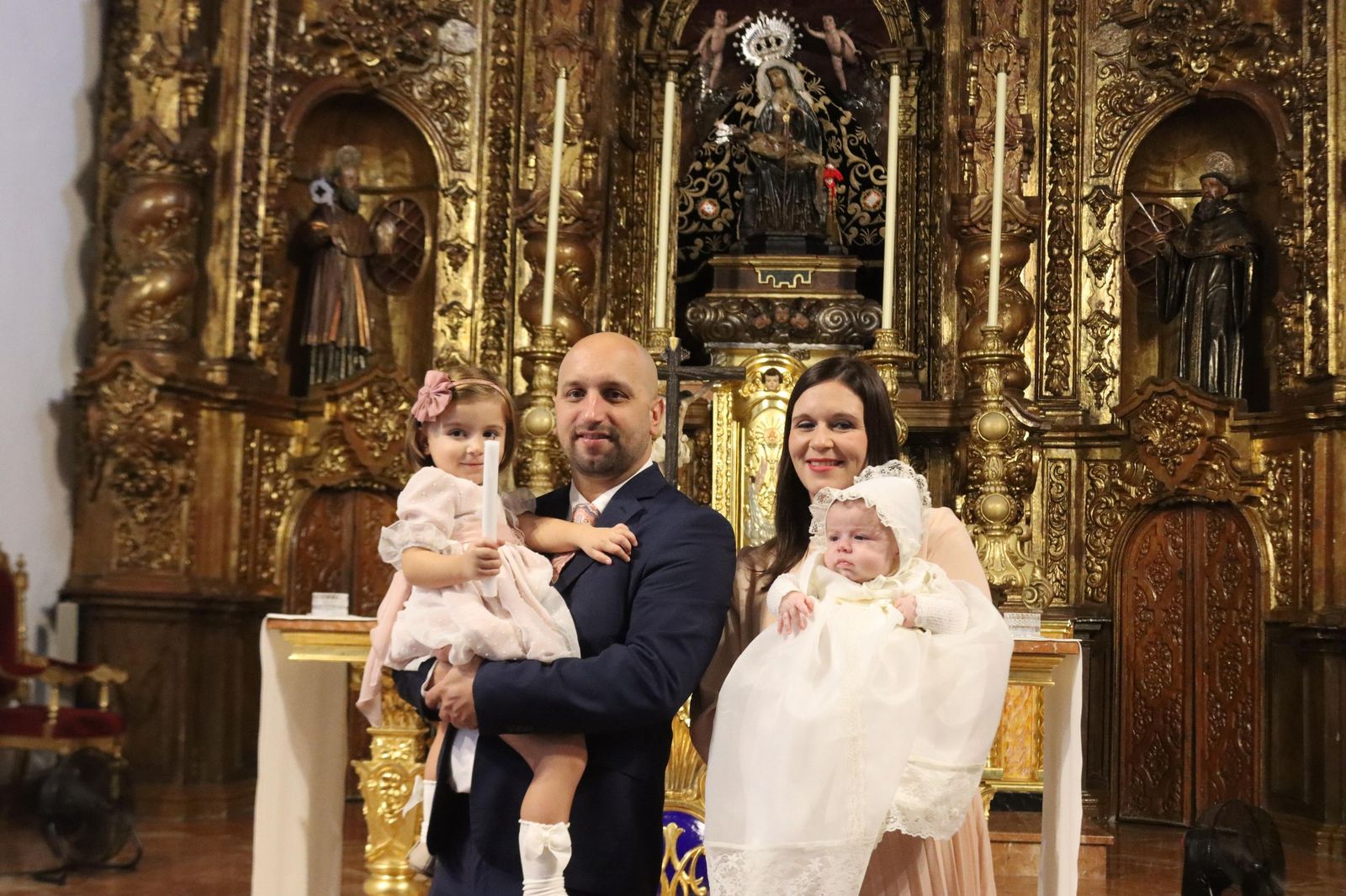 Héctor, Rodrigo y dos Lolas se bautizan en Nuestra Señora de África