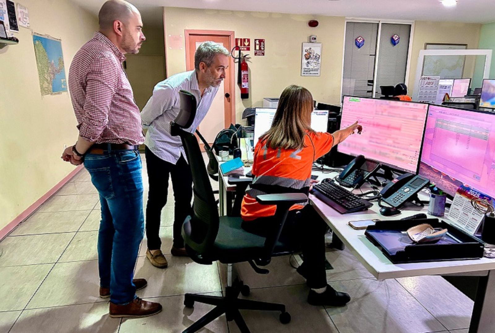 Los socialistas Pérez Triano y Guerrero, durante una visita a las instalaciones del 112