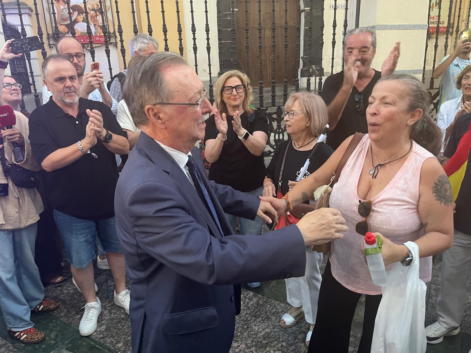 Vivas visita la Plaza de los Reyes, “un ejemplo de civismo de los ceutíes”