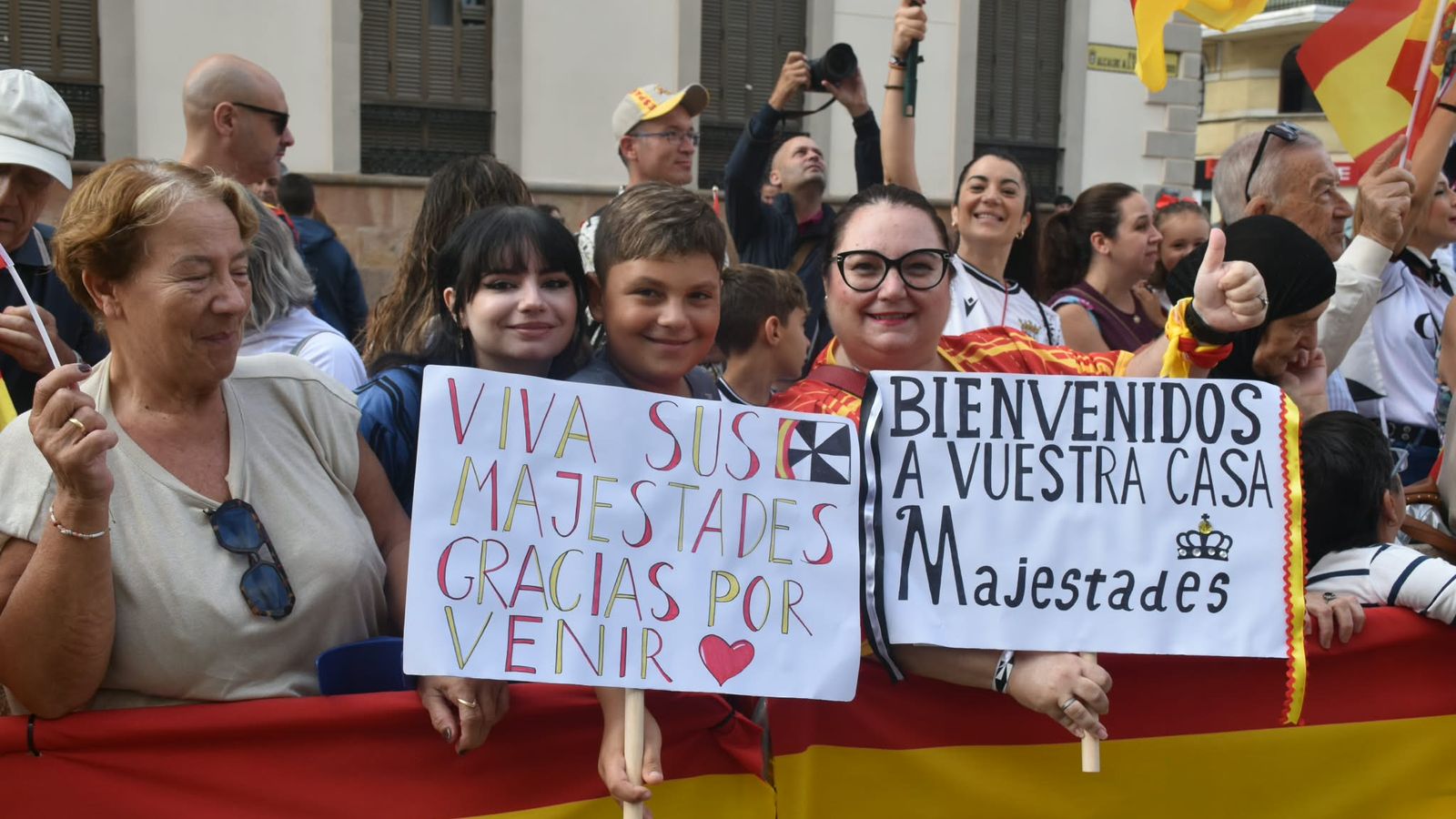 Cientos de ceutíes esperan a los Reyes a las puertas del Palacio Autonómico