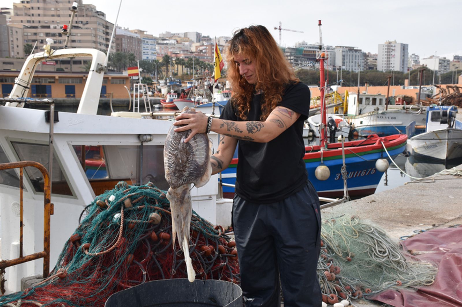 La pescadora ceutí con el choco capturado la noche anterior. / FOTO G.S. La pescadora ceutí con el choco capturado la noche anterior. / FOTO G.S.