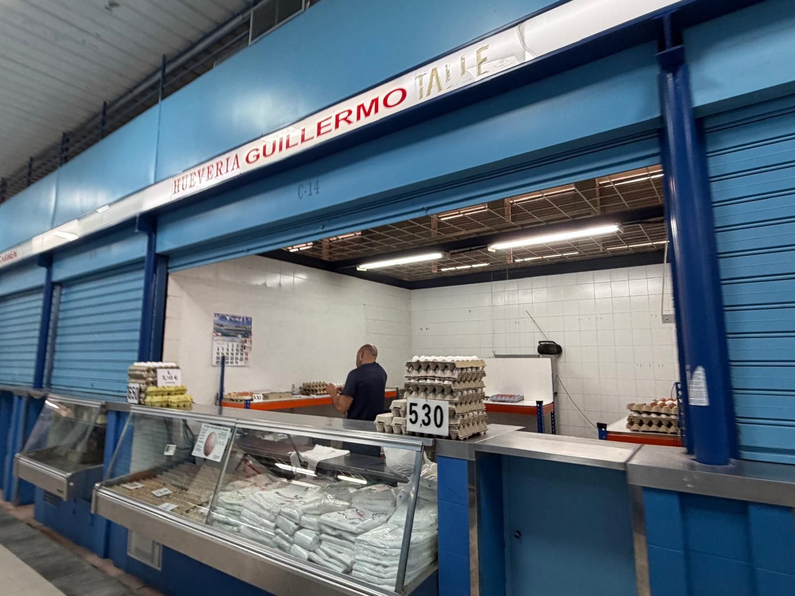 Muchos puestos del Mercado Central aguantan abiertos “hasta lo que se pueda”
