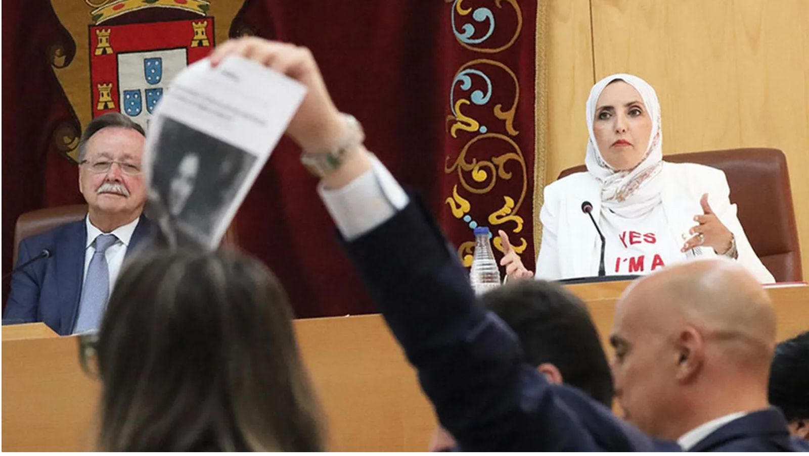 Fátima Hamed interviene en la Asamblea mientras un diputado de Vox exhibe un recorte de prensa