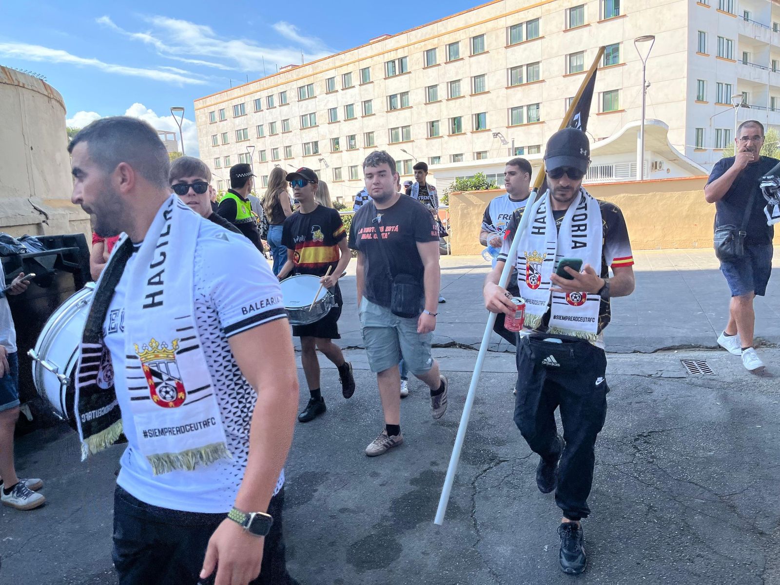La afición de la AD Ceuta con su equipo desde el Alfonso Murube La afición de la AD Ceuta con su equipo desde el Alfonso Murube