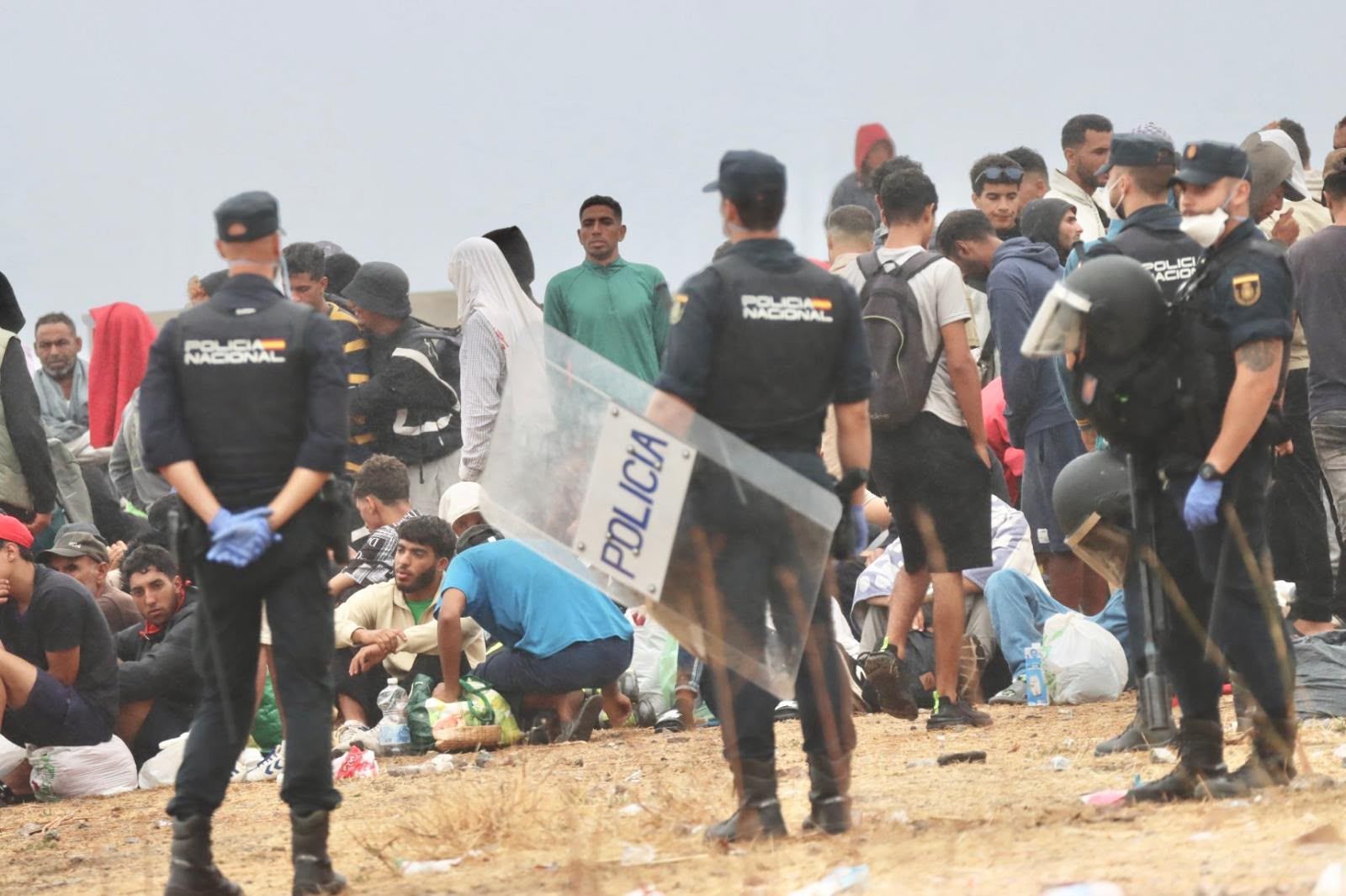 La policía trata de contener a inmigrantes que llegaron con la invasión