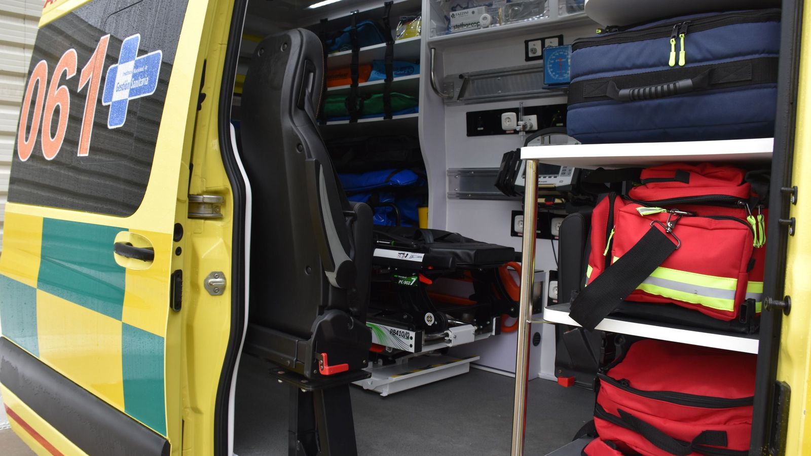 Interior de una ambulancia de soporte vital avanzado para el 061