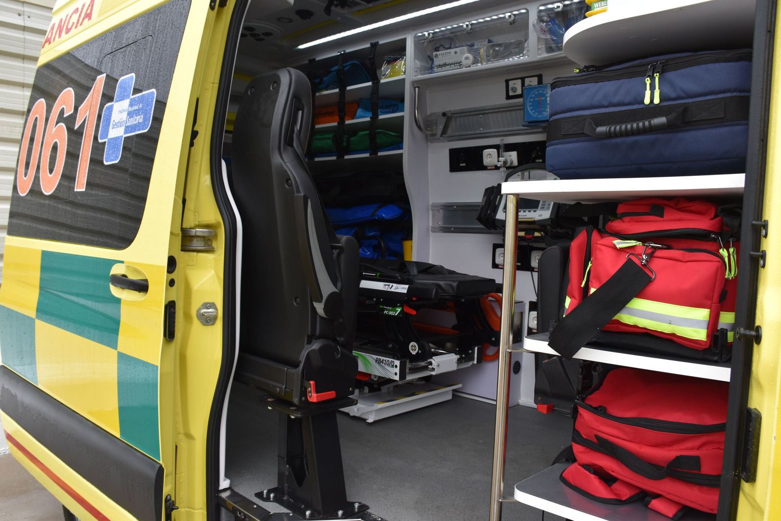 Interior de una ambulancia de soporte vital avanzado para el 061