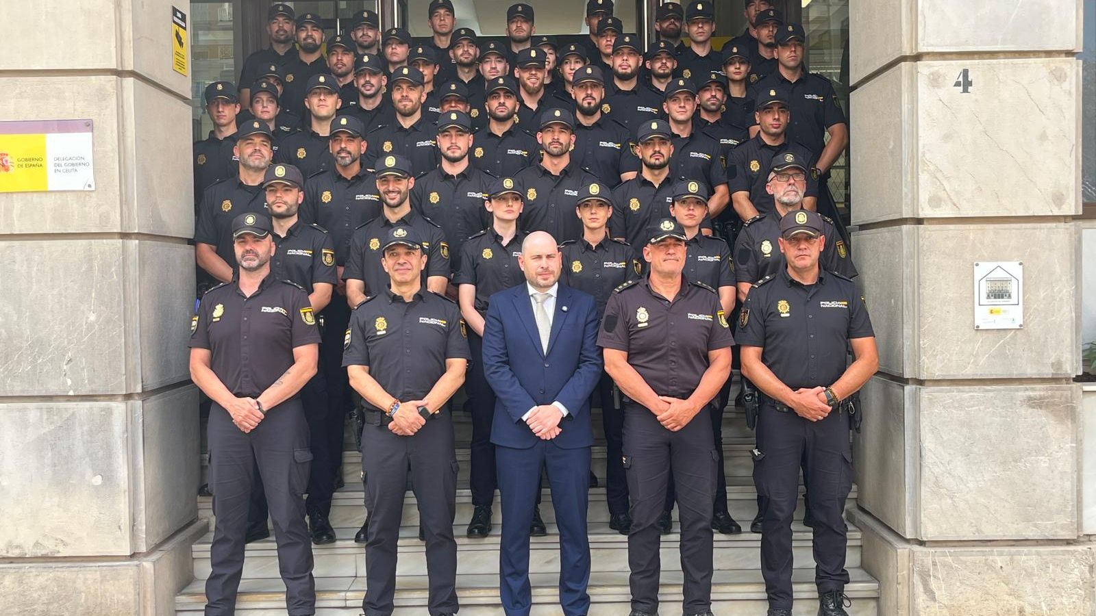 El delegado del Gobierno y el jefe de Policía posan con los 45 nuevos agentes en prácticas