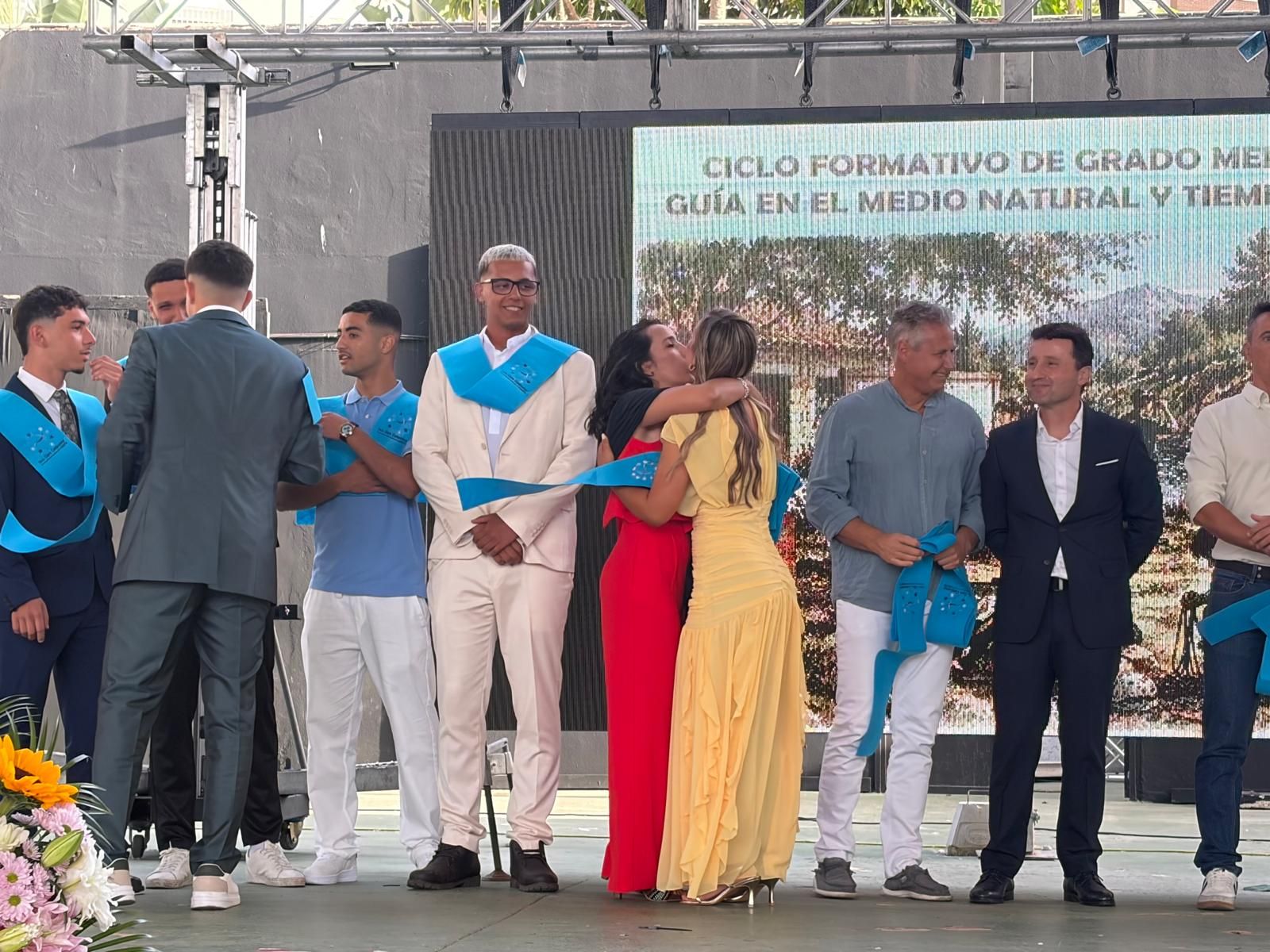 Multitudinaria graduación del Clara Campoamor en el Auditorio de la Marina