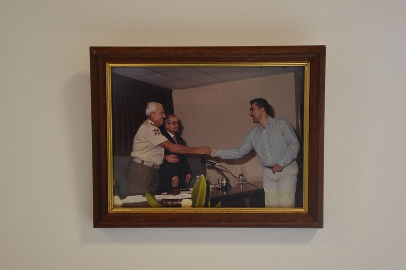 Un joven Carlos Rontomé recoge el pin otorgado por el entonces director de la UNED Ceuta, Fernando Jover, junto al excomandante general de Ceuta, Juan Yagüe, por la finalización de su doctorado. / FOTO G.S.