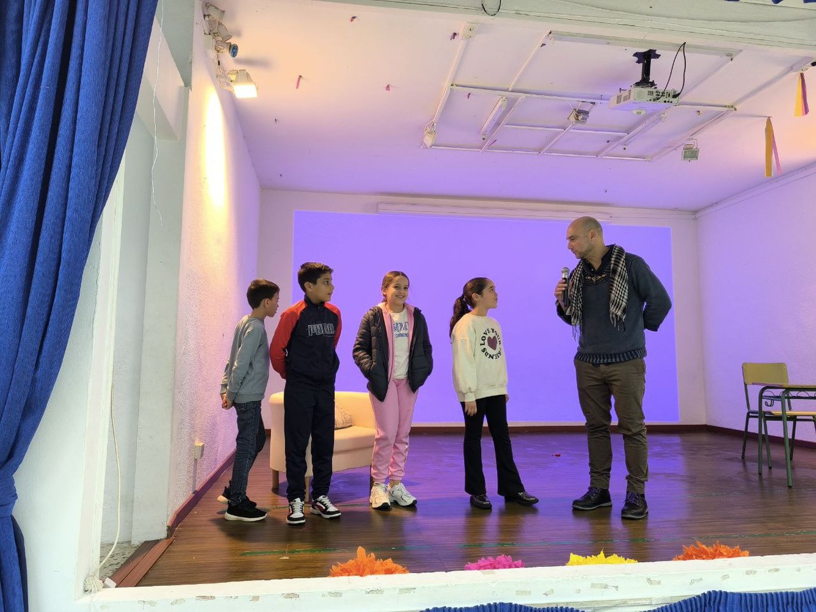 El CEIP Rey Juan Carlos I disfruta con una obra de teatro contra el Bullying en el Día de la Paz