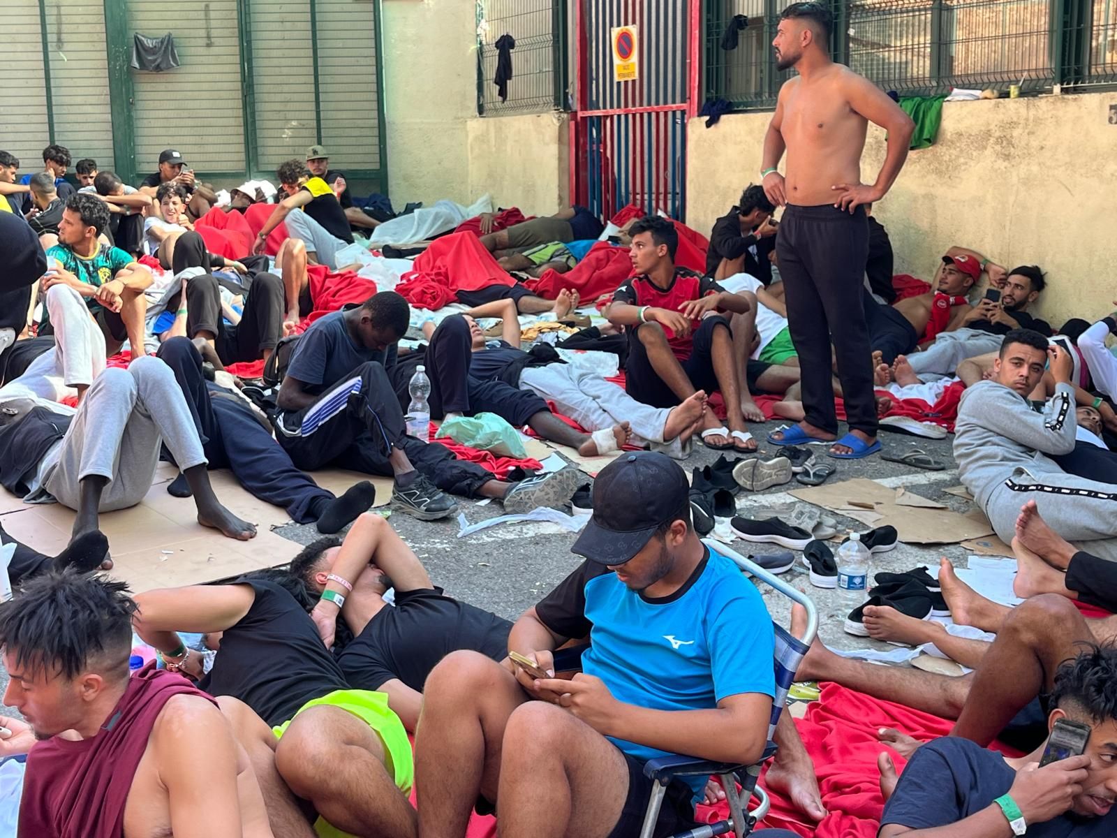 Más de 200 migrantes, la mayoría marroquíes, a las puertas del CETI de Ceuta