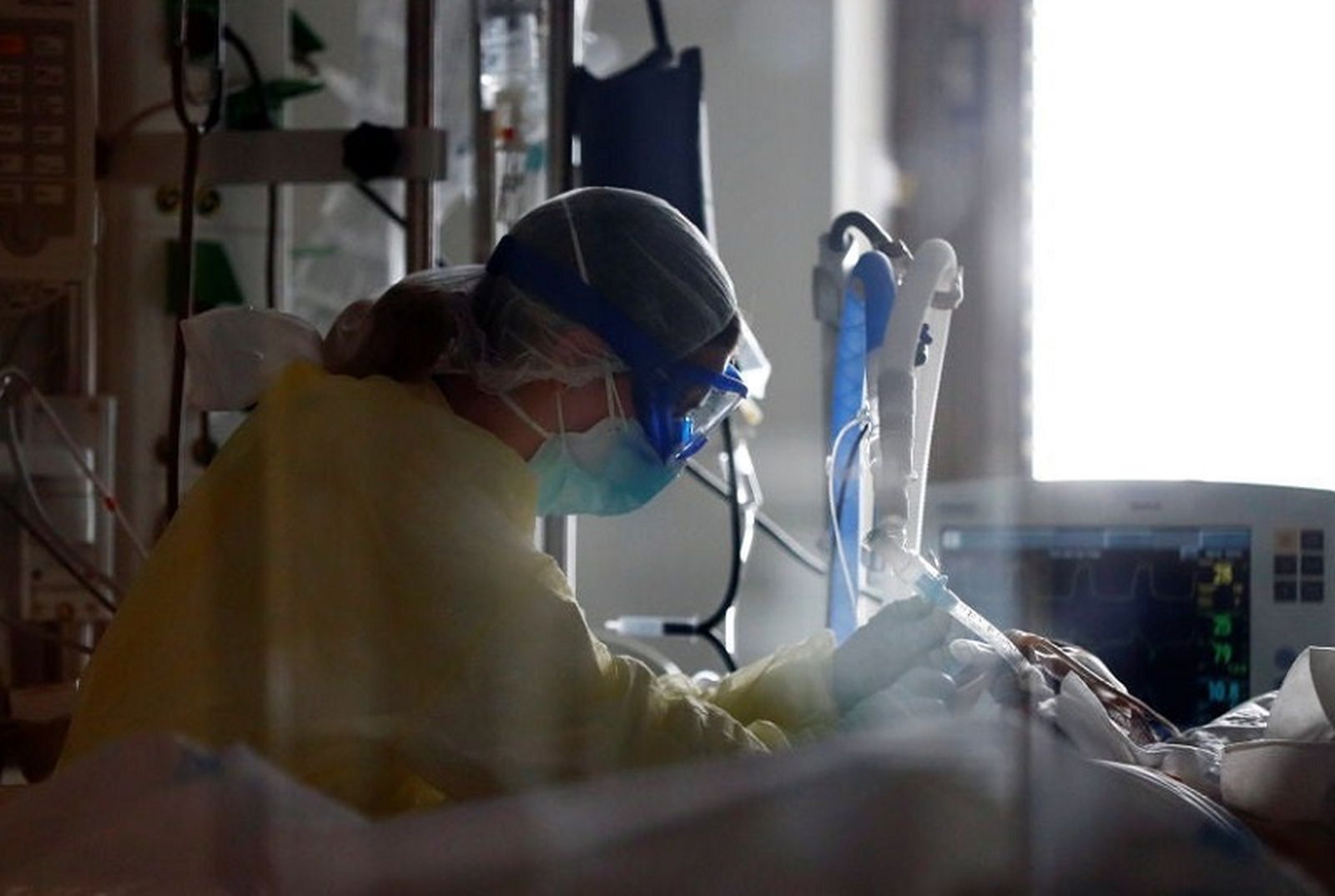 Profesional sanitaria atiende a un paciente ingresado durante la pandemia por COVID-19. / FOTO CEDIDA
