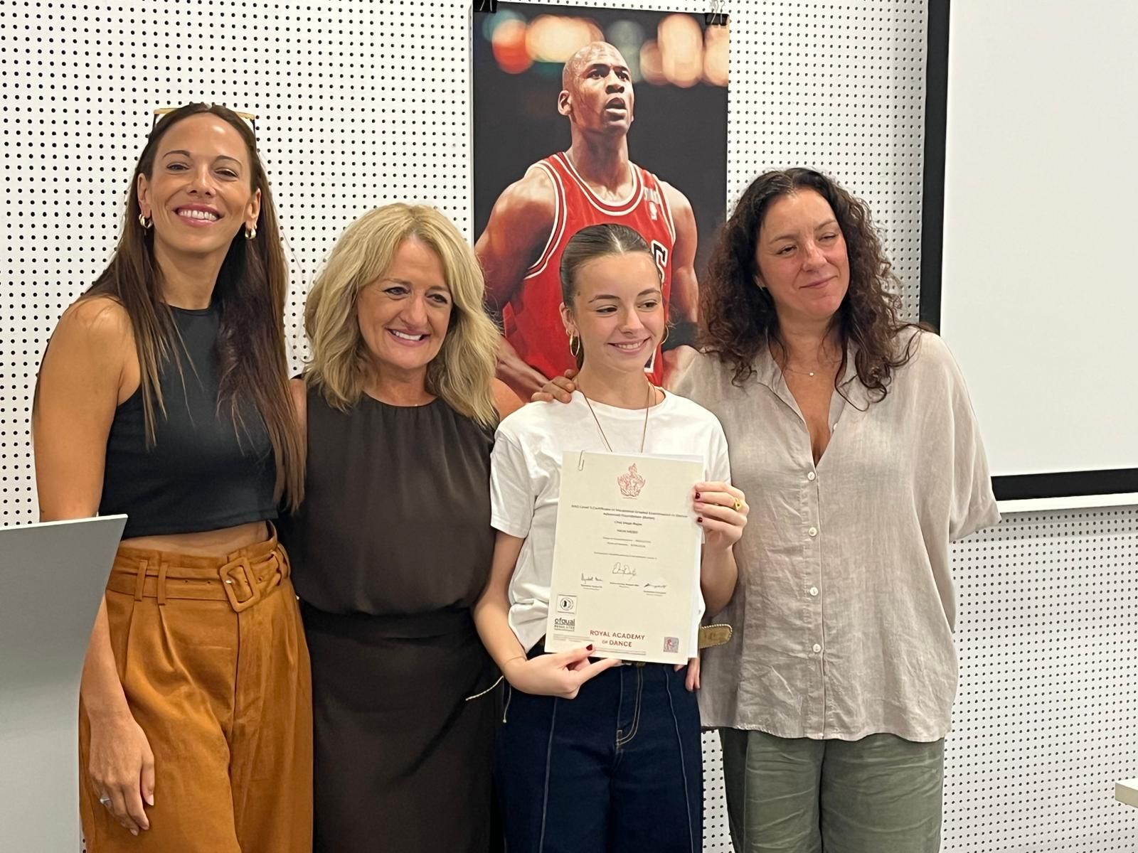 La Royal Academy of Dance entrega los diplomas a las alumnas de la Escuela de Rosa Founaud