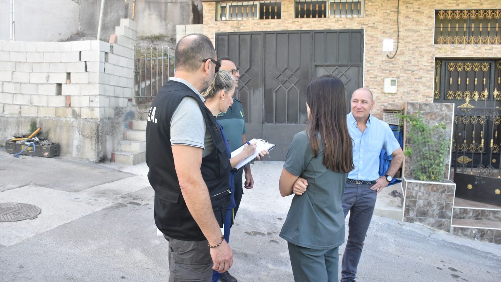 Personal de Sanidad, el SEPRONA y un agente del GOA en la zona del operativo