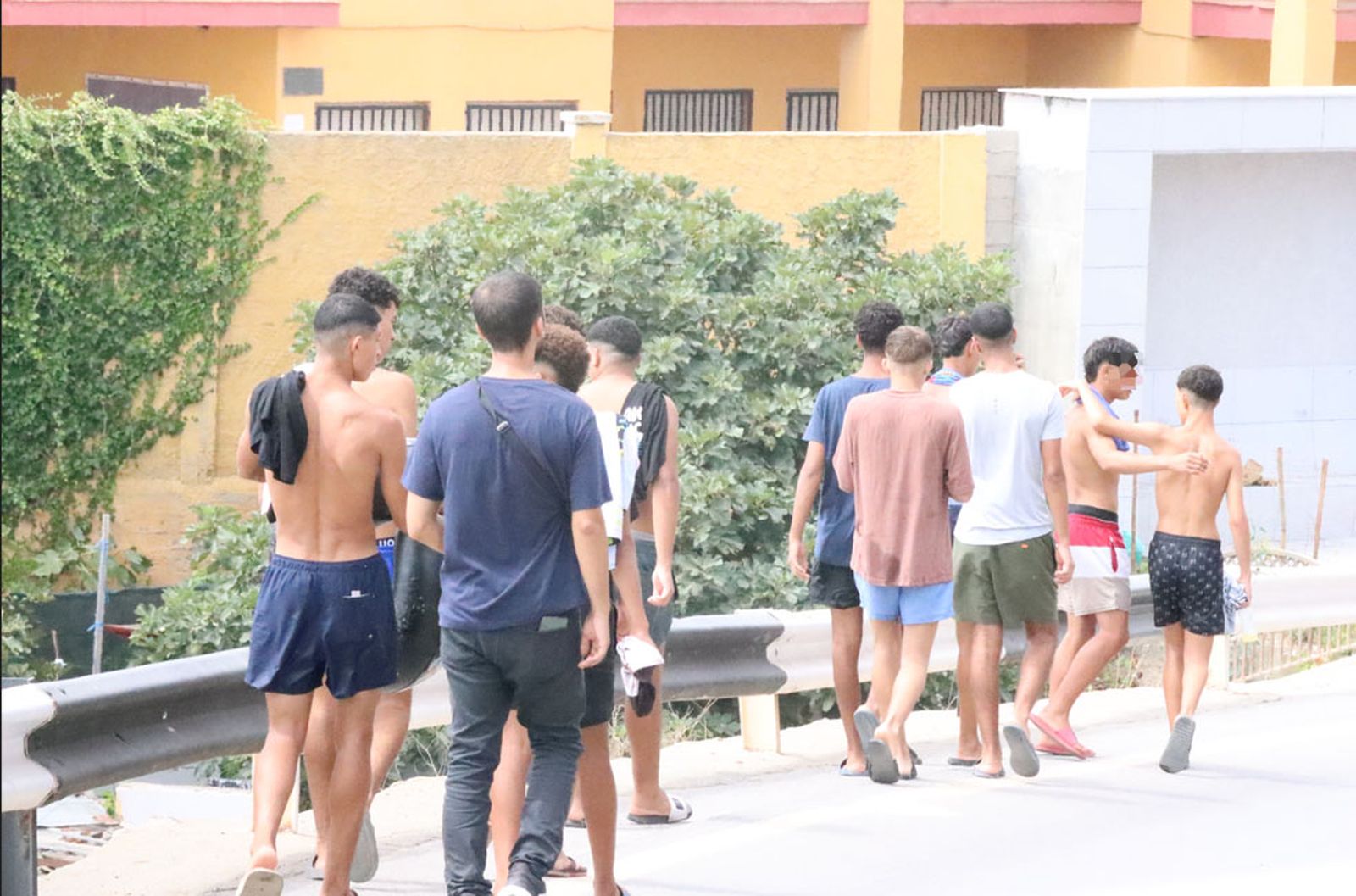 Un grupo de menores deambula por las calles de Ceuta