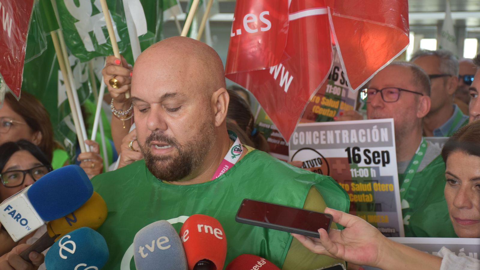 El portavoz de la concentración y presidente del sector de sanidad de CSIF, Alejandro Artero, durante la lectura del manifiesto