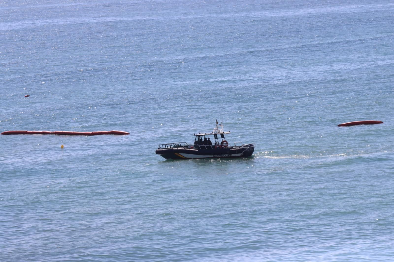 La boya flotante desinflada en la frontera del Tarajal