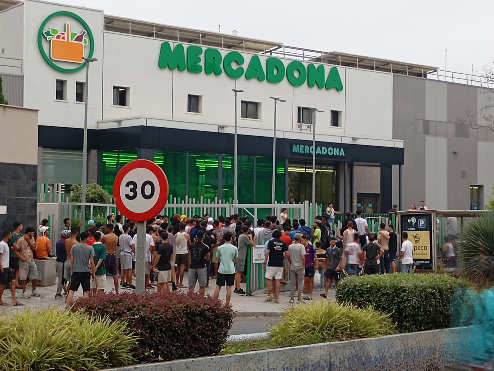 Aglomeraciones en Mercadona a primera hora de la mañana