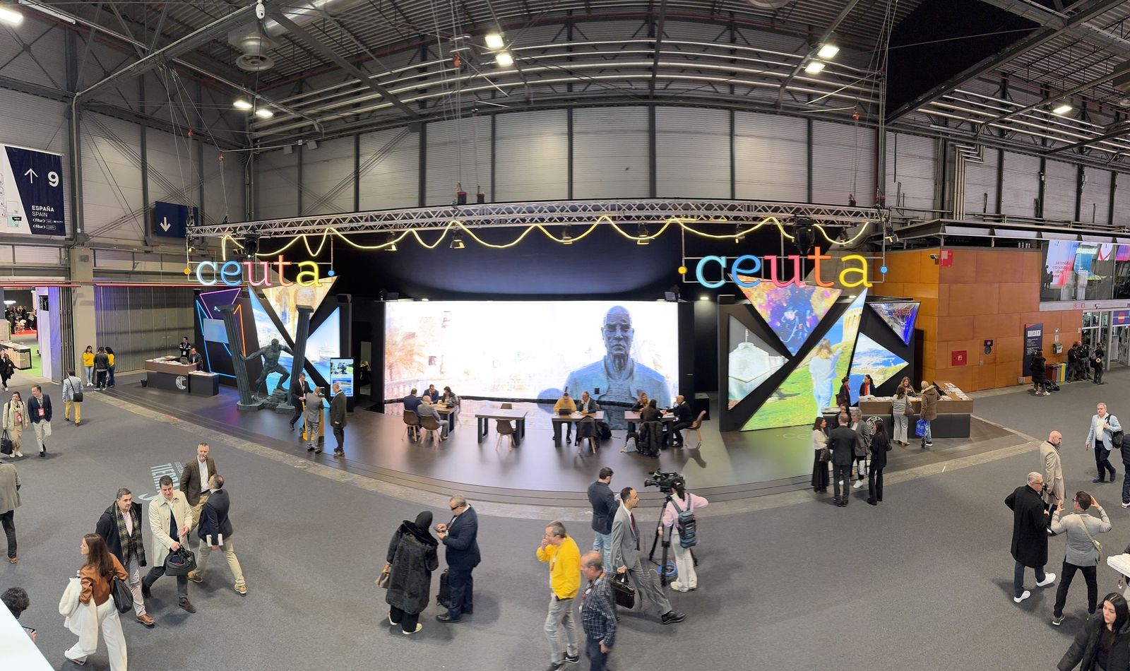 Ceuta inicia su participación en FITUR asistiendo al homenaje a las víctimas de Adamuz en el stand de Andalucía