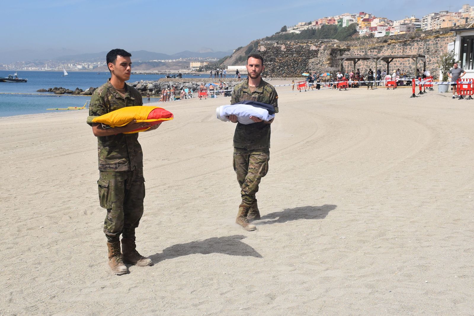 FOTOGALERÍA | Ceuta mira al cielo para celebrar a sus Fuerzas Armadas