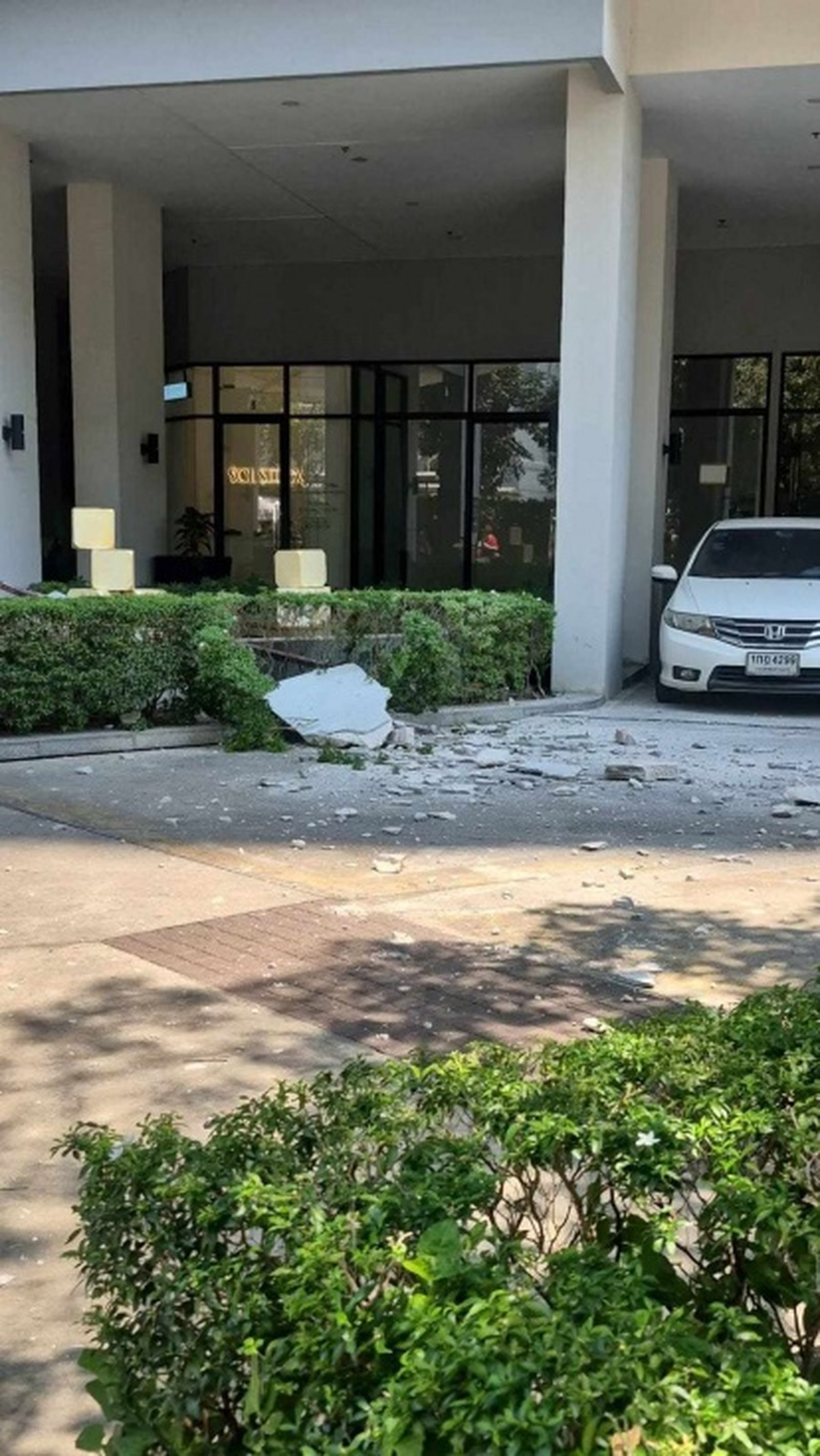 Los restos del terremoto, visibles  a pie de calle/ Cedida