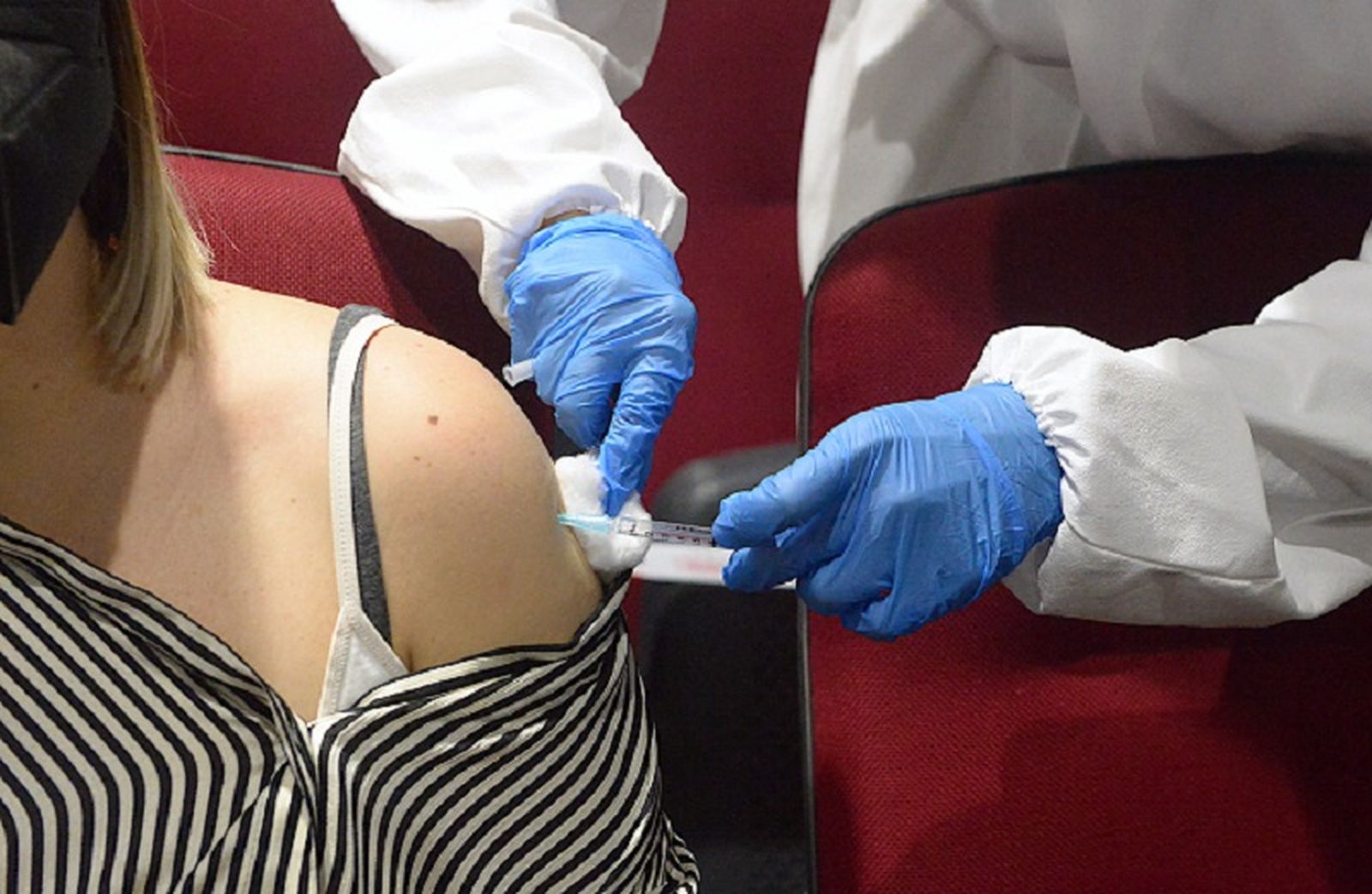 Una sanitaria administra la vacuna contra la gripe/ EL PUEBLO DE CEUTA