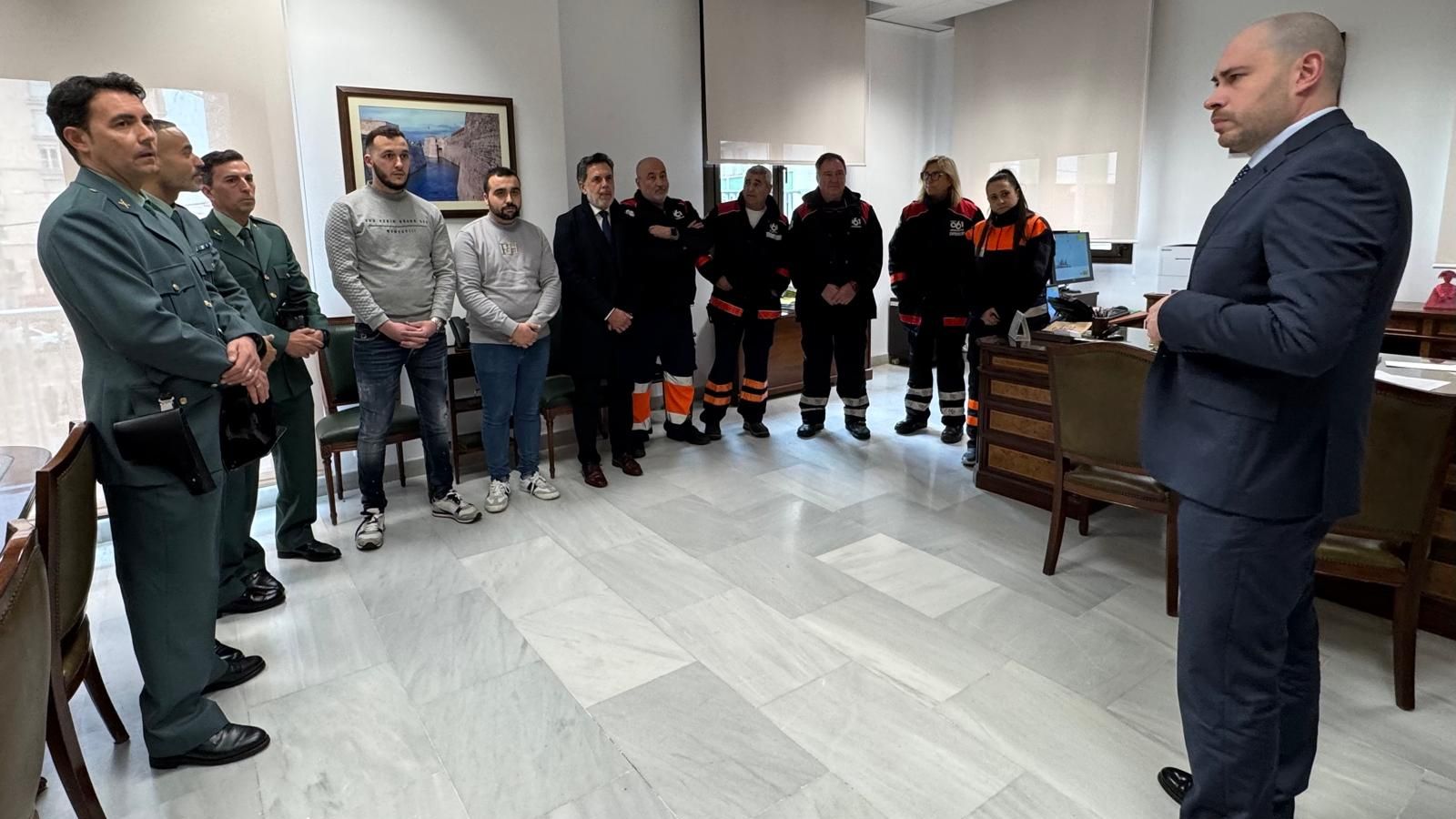 Pérez Triano habla con los participantes en el rescate