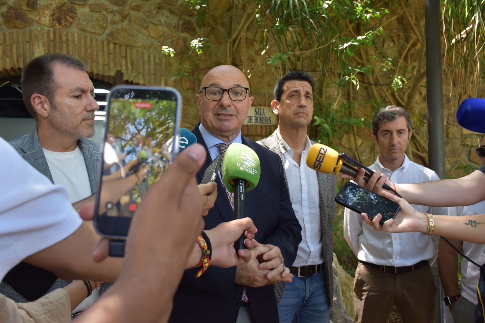 El consejero de Turismo, Nicola Cecchi, interviene durante la presentación de la renovada sala de bombas del Parque Marítimo