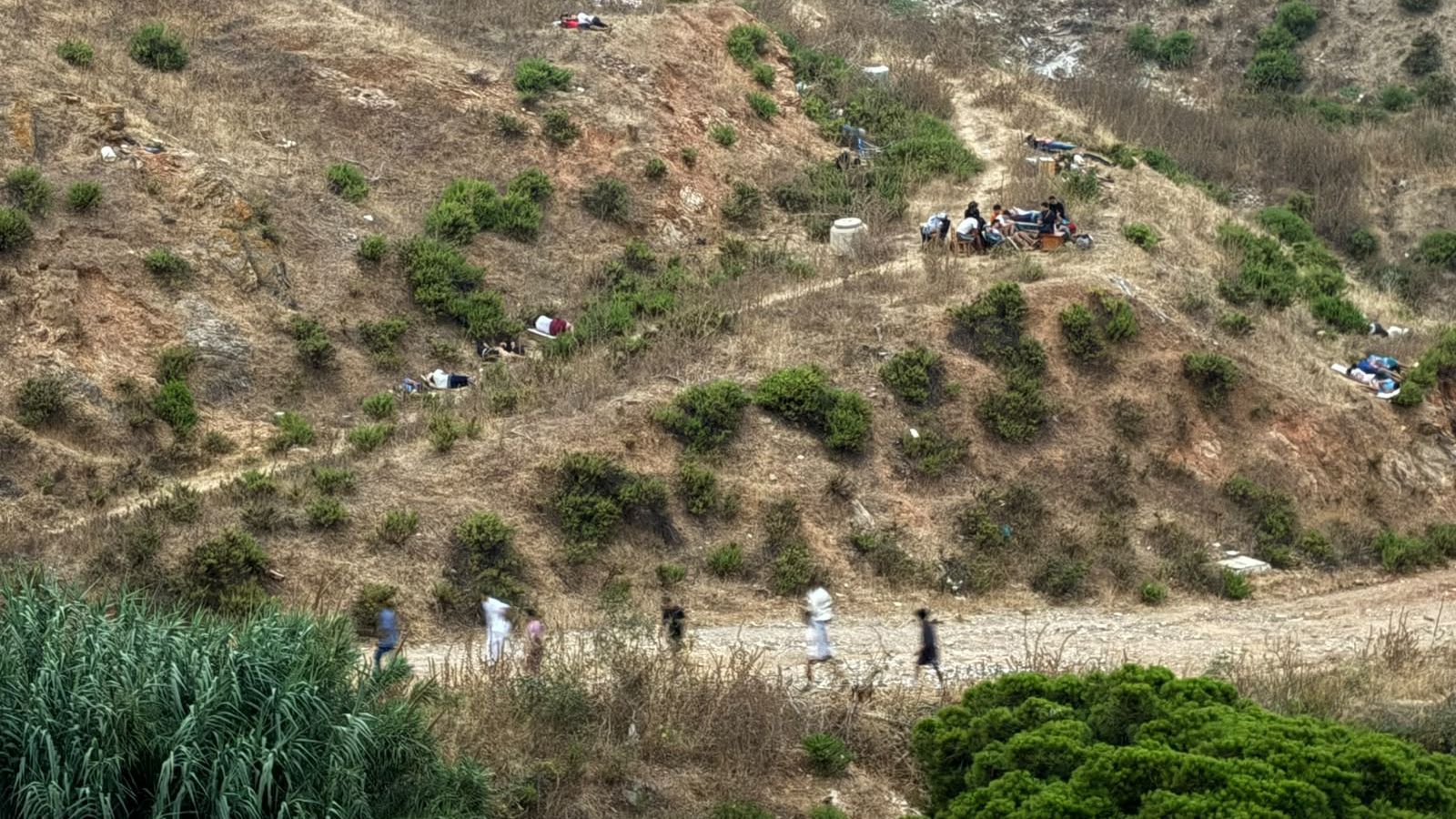 Inmigrantes deambulando y durmiendo en los montes de Ceuta, entre las barriadas de Los Rosales y La Pantera