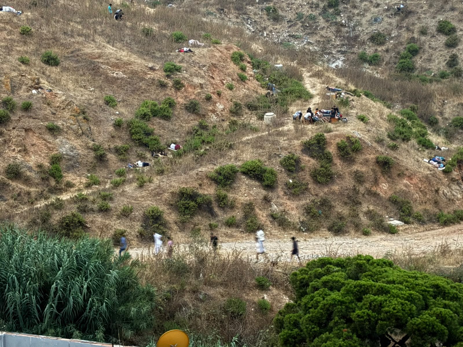 Inmigrantes deambulando y durmiendo en los montes de Ceuta, entre las barriadas de Los Rosales y La Pantera