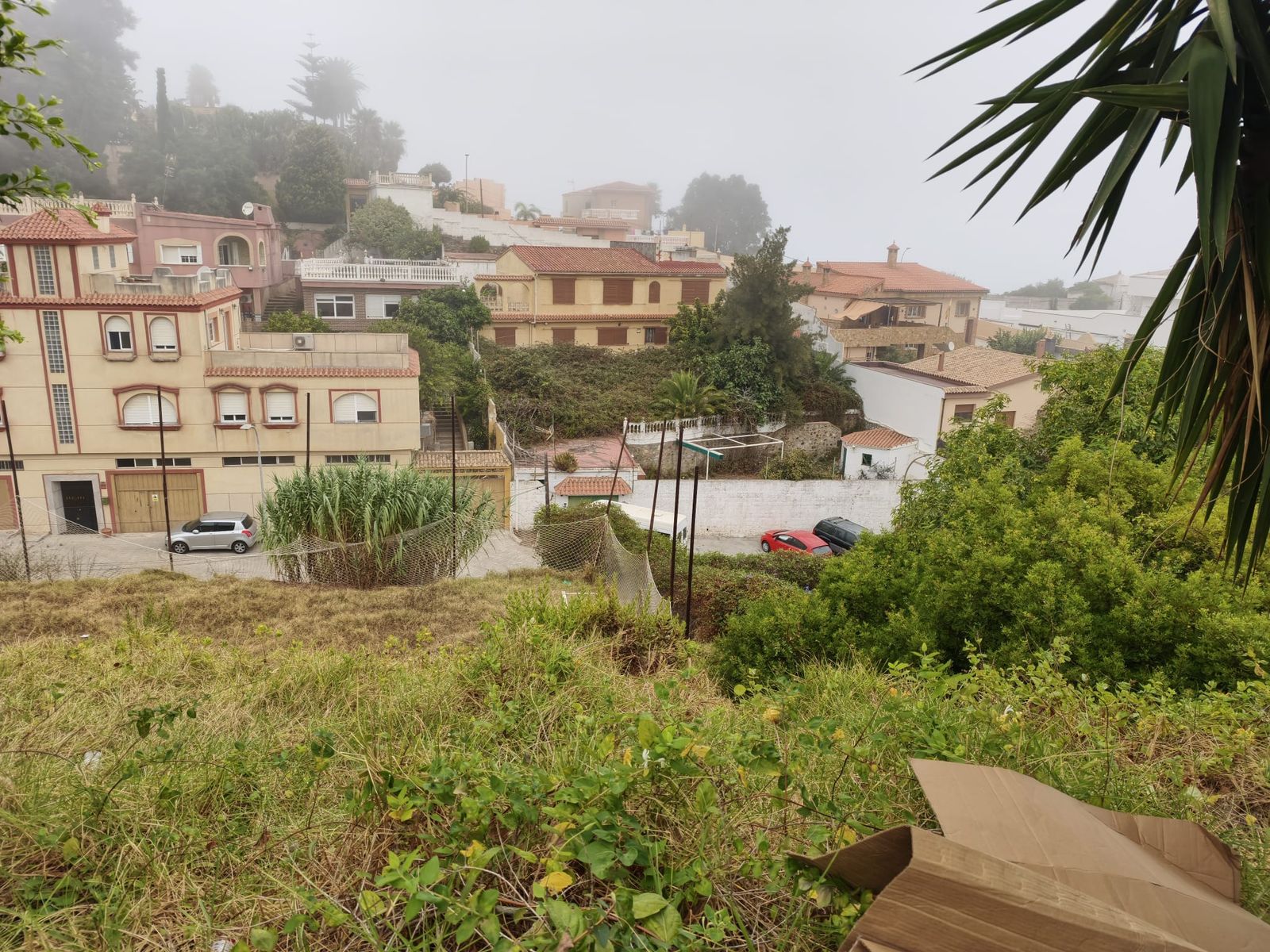 Los vecinos de Barriada Postigo, “agotados” de ver migrantes durmiendo en coches abandonados