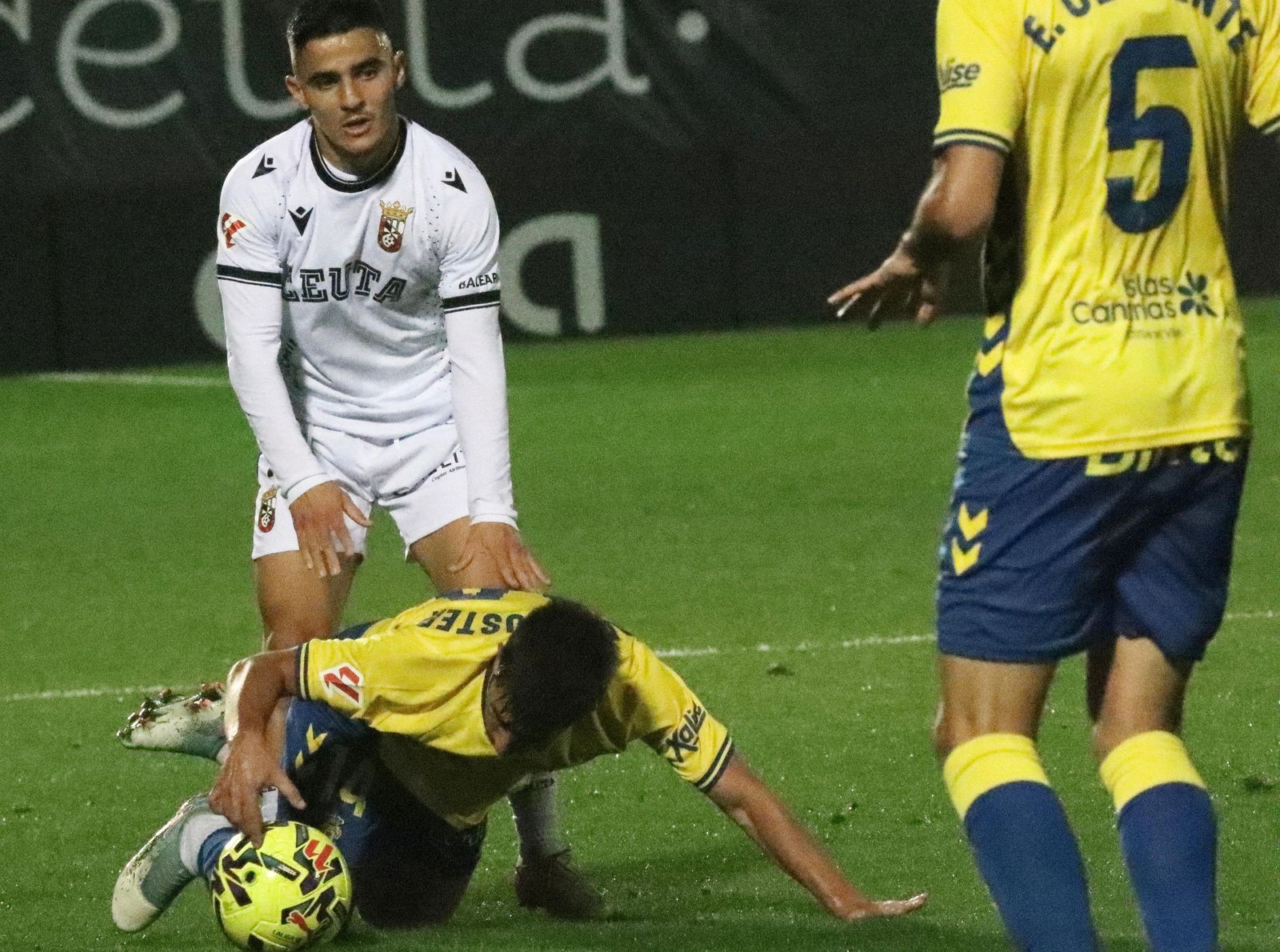 El primer tiempo entre AD Ceuta y Las Palmas se vive con 0-0 en el Alfonso Murube