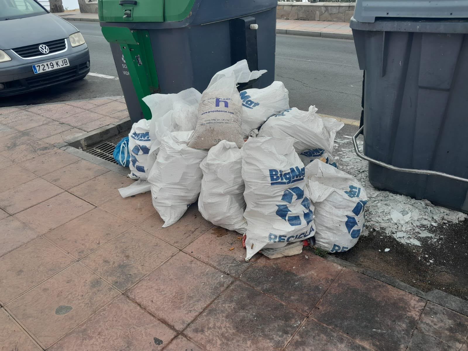 Material de obra abandonado en la calle