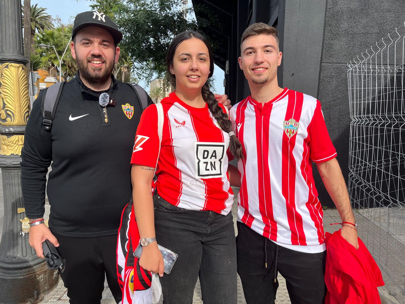 Gran 'ambientazo' en la previa del partido con las aficiones entregadas a sus respectivos equipos